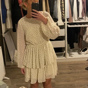 Långärmad klänning - Säljer min superfina klänning ifrån Ginatricot i storlek 36. Har använt den endast en gång, så i gott som nyskick! 🖤