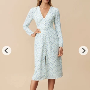 Adoore klänning helt ny - Säljer en helt ny Adoore klänning oanvänd med lappar kvar pga glömt returnera inom 14 dagar. Det är deras ”Paris dress Blue Flower”. 