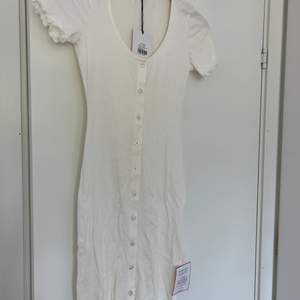 Vill sälja den oanvända fina vita sommarklänning pga är liten i storlek.klänningen är i storlek 36 och etikett sitter på.