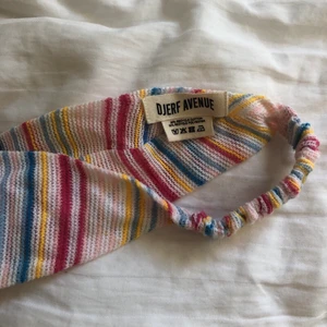 Djerf Avenue hårband - Hårband ifrån djerf avenue! Nypris 399kr, Frakt tillkommer💙