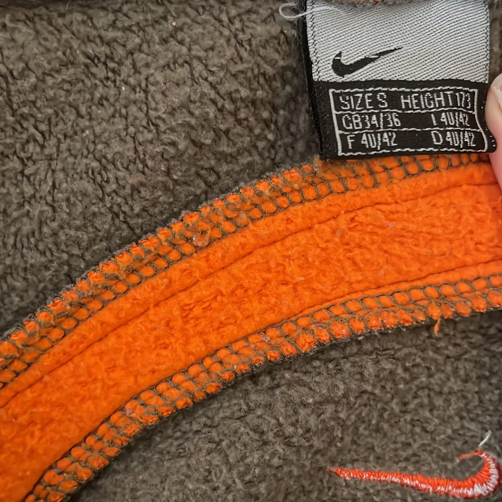 Vintage brun Nike hoodie/zip-up från 2000-talet med orangea detaljer, bra passform och skick i en fin diskretare brun🤎. Hoodies.