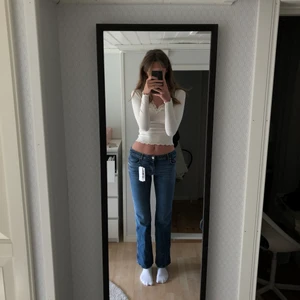 90’s jeans zara  - !Välj helst inte ”köp nu”, för vet inte hur det fungerar! Superfina jeans som är för små och för korta skulle nog passa bäst på någon som är 180 eller kortare, det är en liten 38! Helt nya!!