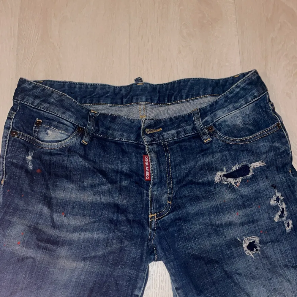 Dam dsquared jeans använda fåtal gånger, inköpta på cenino donna. Italiensk storlek 44 motsvarar storlek 38-40 svensk storlek. Jeans & Byxor.