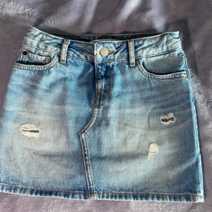 Calvin Klein  kjol  - Vi säljer en kjol från Calvin Klein  använd vid ett tillfälle.  Kan mötas upp om du har vägarna förbi  Köptes för 700 men säljes för 300  Tvättas innan vi skickar den Kommer från djur och rökfritt hem Köparen står för frakten   