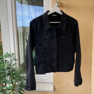 Jeansjacka - Strl M men väldigt liten i storleken. Skulle säga att den motsvarar en xs/s. Kan hämtas i Telefonplan alternativt fraktas och då står köparen för frakt 🌸