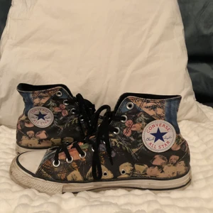 Höga converse i medelbra skick.  - Dessa converse har blomliknande figurer. Använda men inte så slitna och dom är hela och inte sönder. 