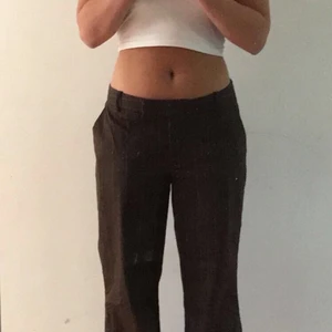 Kostymbyxor lågmidjade  - Jätte snygga kostymbyxor som jag sytt ihop lite i kanten för en bättre passform 