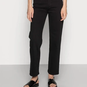 Levis Ribcage Ankle W23/L27 - Svarta Levis i modellen ribcage ankle. Perfekt längd på mig som är 163 (slutar precis ovanför fotknölarna). Lite småblekta av tvätt men annars i fint skick! Strl W23/L27. 366kr inkl frakt! 💛