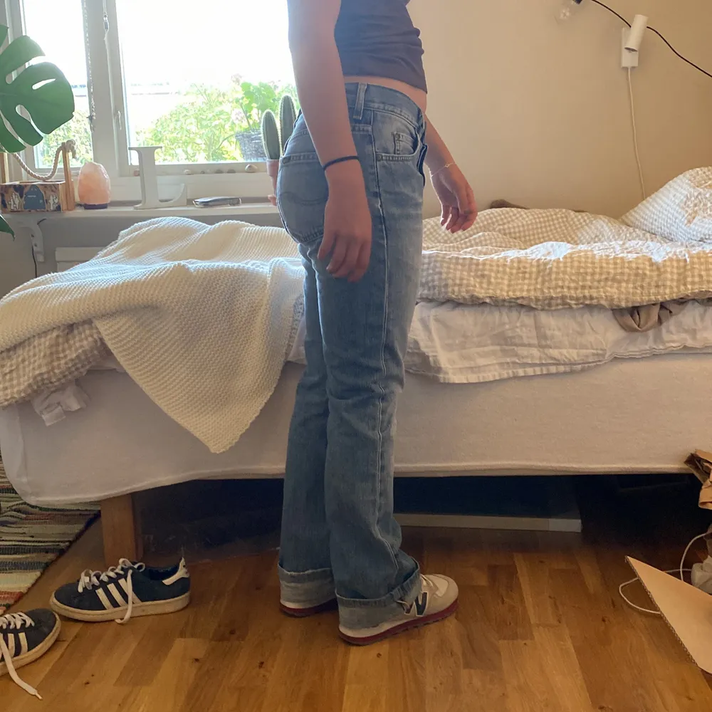 Säljer dessa sjukt snygga lågmidjade Lee jeans! Är 155 cm så de är lite långa för mig (passar säkert någon som är ca 165) 🌸. Jeans & Byxor.