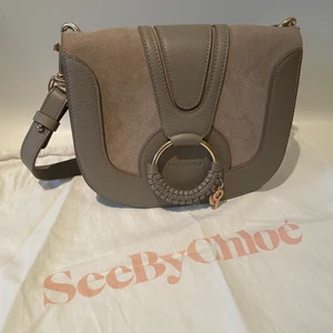 See by Chloe väska Beige - Säljer min fina beiga See by Chloe crossbody väska. Använd endast 1 eller 2 ggr. Som ny. Material: Äkta skinn och mocka. Dustbag och äkthets certifikat ingår. Nypris: 4,150 kr. 