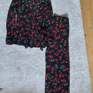 Det från ByJolima - Ett snyggt set från ByJolima som passar till alla tillfälle. Även väldigt snyggt att dela på och använda separat. Oanvända då det var för små men jag glömde skicka tillbaka i tid. 