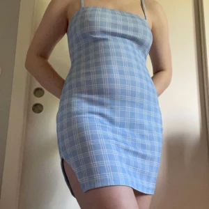 Klänning Shein strl S - Klänning från Shein i storlek S med liten slit i sidan 