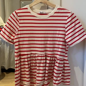 tröja  - randig tröja från zara! säljer för att jag inte vill ha kvar den. använd 2 gånger och i bra skick💞 köp direkt för 80kr + gratis frakt.