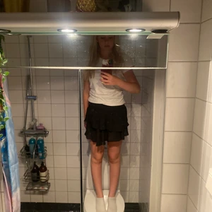 Volang kjol - Den är söt men den här två små hål på baksidan som knappast syns❤️