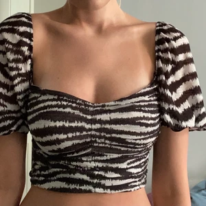 Zebra topp  - Söt topp från pull & bear med zebra mönster. Storlek xs, perfekt för sommaren. 