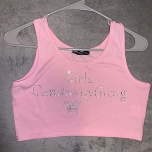 Y2k linne - “Girls can do anything” slutsålt rosa linne från SHEIN. Passar till y2k stil eller som en träningsstopp till o med. Kom inte till användning och måste rensa min garderob💕