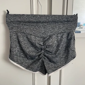 Shorts med scrunch - Snygga shorts med scrunch från shein i strl xs / s. Jättefint skick!☺️ 15kr + frakt 