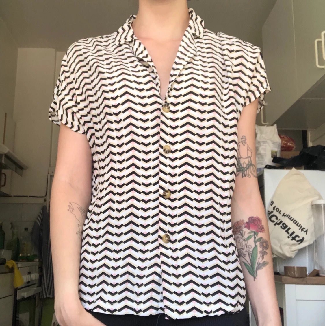 Blus i svart/vitt/gul/rosa - 90