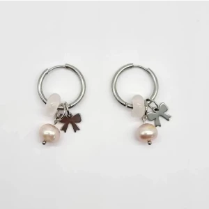 Handgjorda örhängen  - Unik handgjorda örhängen  ●Material-100% rostfritt stål,  rosenkvarts och  äkta sötvattenspärlor●Örhängeskrokar -rostfritt stål. Nickel fri. Längd -3,5cm    