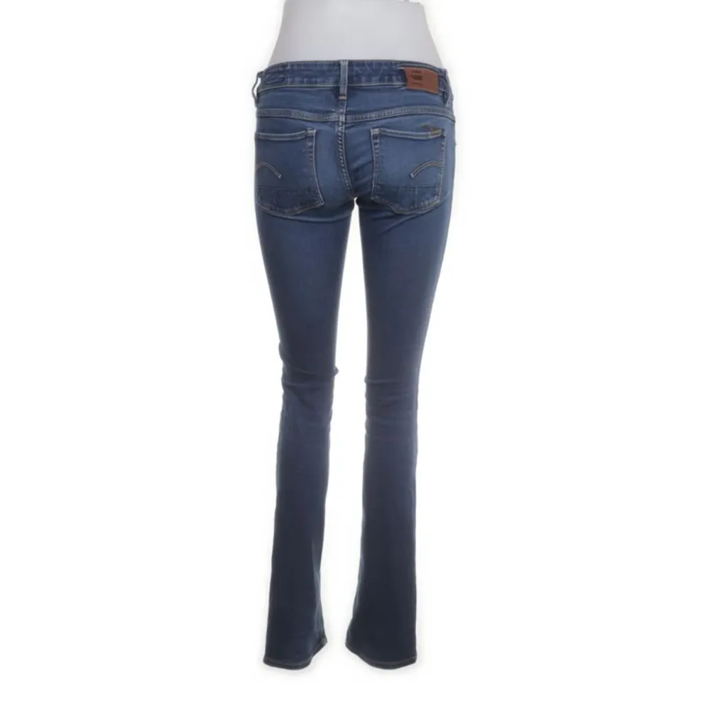 Jättesnygga lågmidjade jeans från G-Star Raw. Storlek 26x34. Jättebra skick. . Jeans & Byxor.