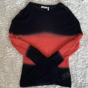 Tröja från weekday  - Fin tröja från weekday i bra skick, storlek S!!🧡🖤❤️