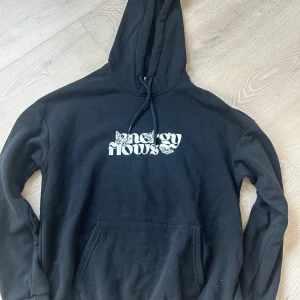 Nästintill oanvänd  - Svart hoodie med stort vitt tryck på ryggen. Använd en gång. Storlek XS