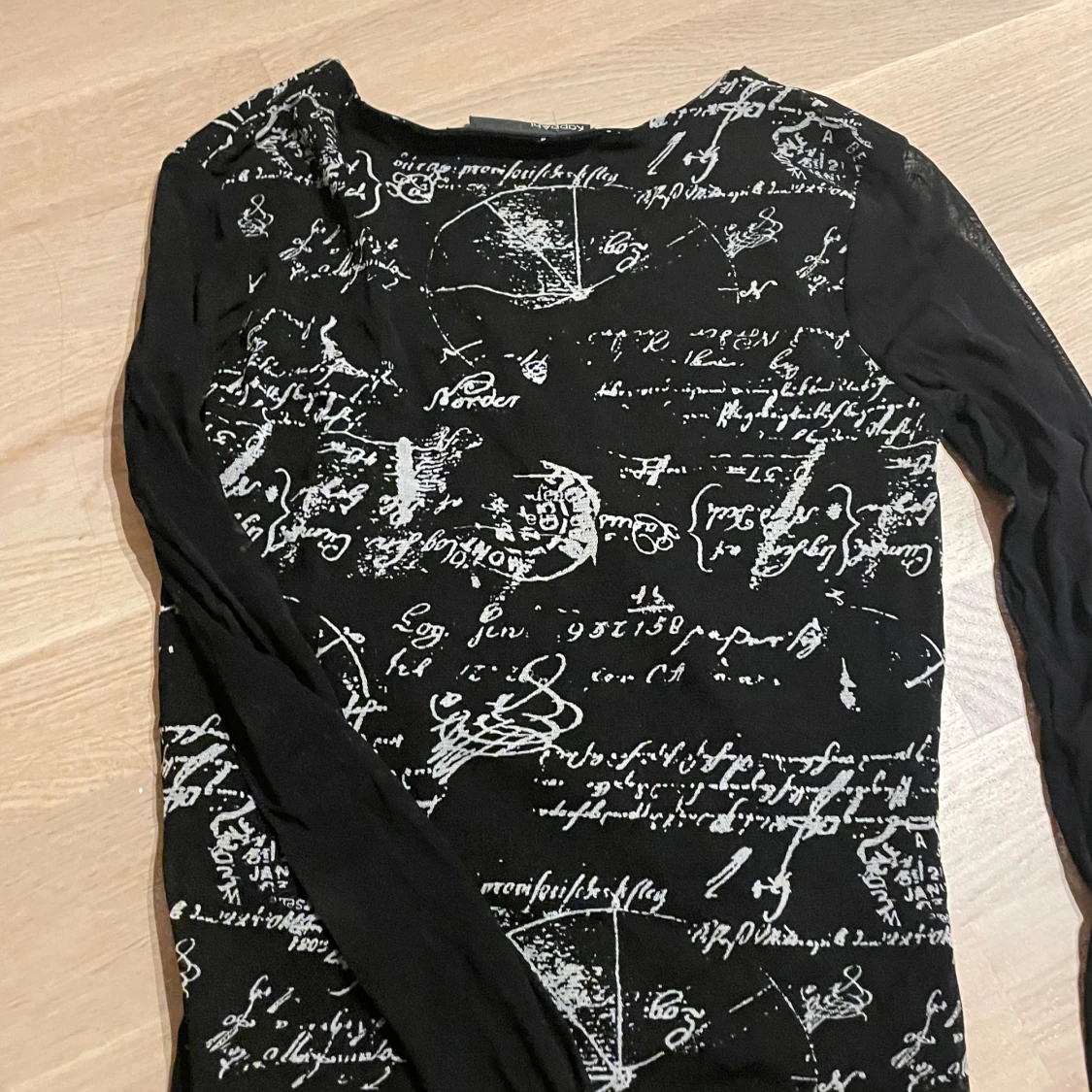 Svart y2k topp med mönster - 92