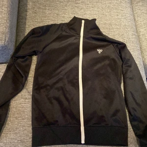 Långärmad hummel tröja  - Fin hummel tröja, i bra skick och inte särskilt mycket använd. Str 176.  Hör av dig vid eventuella frågor eller funderingar.