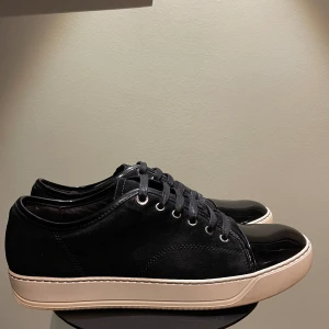 Lanvin skor  - Hej! Säljer nu dessa nästan helt nya lanvin skor. Skorna är i toppskick 9.5/10. Med skorna medföljer box och dustbag 