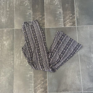 Utsvängda byxor - Utsvängda byxor i strl xl barn: xs-s. Rekommenderas för kortare personer eftersom att benen inte är så långa. Inköpt i usa. Använd några år tillbaka, säljer pga av att de är för korta för mig, bra skick, hör av er om fler bilder