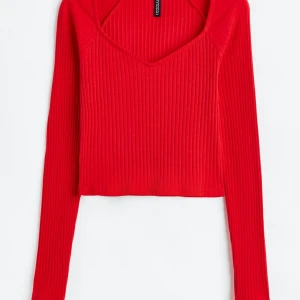 Röd tröja  - Röd tröja med slits i armänden. Sömnen har gått upp lite men annars fint skick 