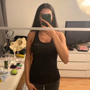 Träningstop från soc - En fräsch Träningstop från märket soc. Den är perfekt att antingen ha under en hoodie eller bara så. Skönt och luftigt material. Lite defekt vid märket, se sista bilden. Därav priset. Jättestretchig. Går att använda även om man är en 36a eller 38a