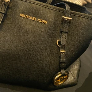 Michael kors väska  - Väska köpt för 3000kr säljes nu för 1000kr. Fint skick, lite Slitage på banden man bär väskan ni men inget märkbart. De går att byta om man vill de.