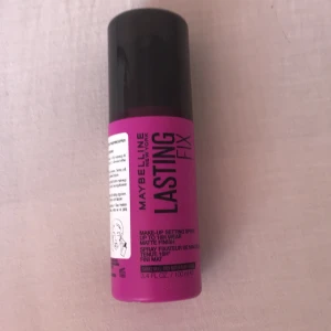 Lasting fix Setting spray - Det är 3/4 kvar i den jag säljer den för att jag tycker inte det var en produkt som kom till användning!