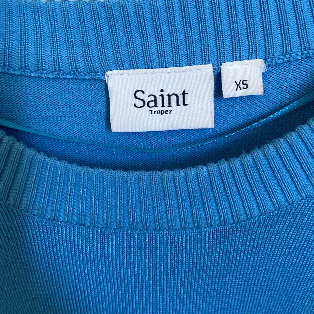  En jättefin blå stickad tröja ifrån saint💙 nästan aldrig använd alltså är den i jättebra skick💙 Storlek XS! köpte för ca 400 kr och säljer nu för 100 kr. Tröjor & Koftor.