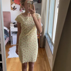 Blommig klänning💞 - Säljer denna somriga gula klänningen💕. Den har inga defekter utan är som nyskick☺️. Är i barnstorlek men skulle säga att den passar en XS💓. 