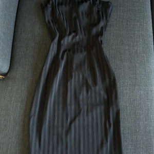 Klänning Gina - Säljer denna superfina tubklänningen från Gina tricot i stl 34! Använd enstaka gånger men är tyvärr för liten för mig:(😢🌸