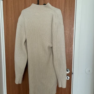 Klänning  - Stickad vit klänning 