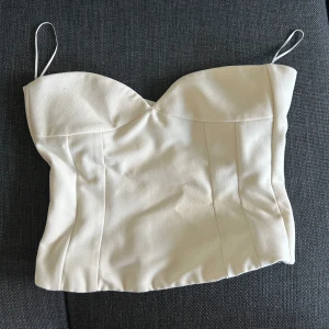 Zara topp - Top från zara! Tidigare favorit men passar tyvärr inte mig i kupan längre🌸🌸🌸