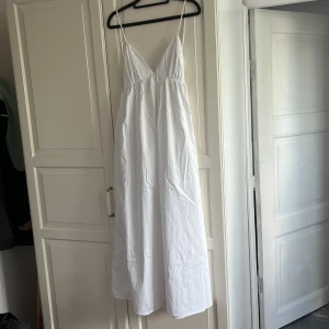 HELT NY zara vit klänning bomull  - Perfekt i sommar med jättefin öppenrygg, helt ny med lappar passar storlek S-M (legat vikt och inte steamat därav vecken, den är helt i nyskick) Nypris 499 kronor, sålde slut direkt. Fler bilder kommer snart  