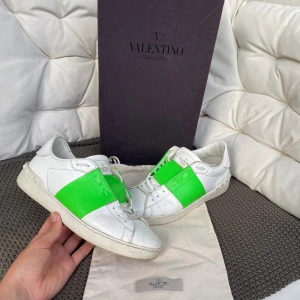 Valentino open - Säljer nu ett par sjukt snygga valentino opens! Skick 8,5/10. Nypris ligger på 6-7 tusen kronor. Allt OG medföljer, förutom kvitto! Storlek 40, men passar 41. Hör av er vid funderingar.