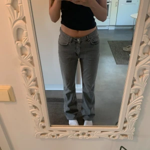 Grå jeans medelhög midja - Grå jeans med medelhög midja från Gina Tricot i storlek 38, för stora för mig men passformen och modellen ska egentligen vara ”full lenght flare jeans” för referens, väldigt bra skick