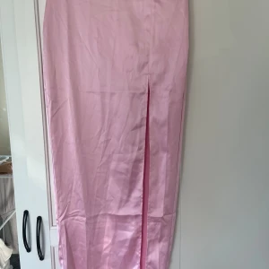 Kjol - Super snygg lång kjol som tyvärr var för liten för mig. Otroligt snygg och älskar detaljen med en slits💞 Köparen står för frakten! Pris går att diskutera!🫶🏻