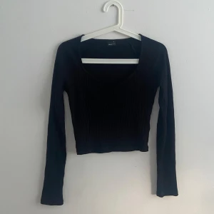 Gina tricot tröja - Långärmad och ribbad tröja från Gina tricot. Den är i bra skick! Strl XS men jag skulle säga att S fungerar!💕