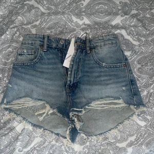 Blåa jeansshorts - Säljer dessa blåa jeansshorts som är helt oanvända då de var lite för små för mig!