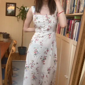 Fin sommarklänning!  - En fin sommarklänning i storlek S ☀️ Aldrig använd och säljer då den var stor i storleken (första bilden håller jag åt bak).  3:e och 4:e bilderna tillhör hemsidan medan 1:a och 2:a har jag tagit själv.  Vid köp mötes vi upp i Stockholm ❣️