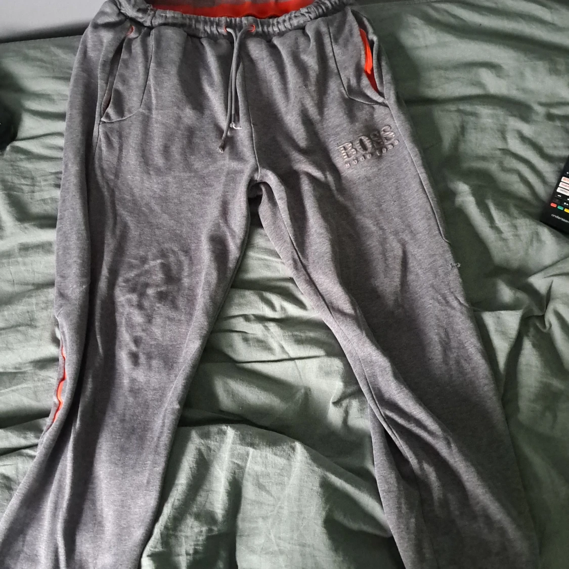 Gråa hugo boss byxor