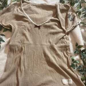 Odd Molly t shirt / topp - Odd Molly t shirt/ topp med detaljer så som spets, rosa rosett och tryck💗 Står itne storlek men det är runt storlek s-m 