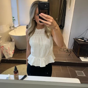 topp zara - jättegullig topp ifrån zara barnavdelningen storlek 164 men sitter bra på mig som vanligtvis har xs-s🩷🩷 användning gärna köp nu