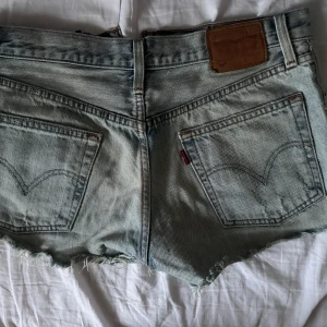 Levi’s shorts - Säljer ett par supersnygga jeansshorts från Levis. Dom är i storlek 26 men passar 25/26. Assnyggq men tyvärr för små för mig.  Tveka inte och fråga nåt! 🩷